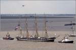 Das russische Segelschulschiff KRUZENSHTERN wird nach der Einlaufparade zur Sail 2010 Bremerhaven mit Schlepperuntersttzung an ihren Liegeplatz verbracht - beobachtet vom Lande, vom Wasser und aus der Luft. 25.08.2010