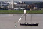 Der Zweimast-Topsegelschoner WYLDE SWAN ist erst Anfang 2010 vom Stapel gelaufen. Sie ist 63 m lang, 7,30 m breit und hat eine Segelflche von 1.130 m. Heimathafen ist Makkum (Niederlande). Hier ist sie whrend der Sail 2010 am 28.08.2010 auf der Weser bei Bremerhaven zu sehen.