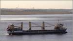 Nachschuss auf die GRIETJE (IMO 9147708), die am 16.10.2010 in der Abendsonne Weser abwrts fhrt. Sie wurde 2000 gebaut, ist 151 m lang, 20 m breit und hat eine GT von 8.397. Heimathafen ist St. John's (Antigua and Barbuda).