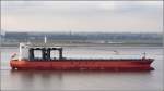 Die 1996 SAGA MONAL (IMO 9117739) am 26.11.2010 Weser abwrts fahrend. Sie ist 200 m lang, 32 m breit und hat eine GT von 36.463. Als Mehrzweckfrachter kann sie auch 2.300 TEU transportieren. Sie fhrt unter der Flagge von Hong Kong.