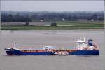Die 2000 gebaute BITHAV (IMO 9211535) am 29.08.2011 whrend des Lotsenwechsels bei Bremerhaven Weser aufwrts fahrend. Sie ist ein Asphalttanker, die eine max. Frachttemperatur von 250 C ermglicht. Lnge: 114,6 m, Breite: 16,45 m, Tiefgang: 6,7 m, GT: 4.980, DWT: 6.384 t. Heimathafen ist Dordrecht (NL).