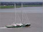 Die knftige RAINBOW WARRIOR (IMO 9575383) hat zwei 54 m hohe A-Rahmenmasten und verfgt ber eine Segelflche von 1.325 m. Obwohl schon der knftige Heimathafen Amsterdam am Heck prangt, ist sie am 14.09.2011 whrend einer Probefahrt auf der Weser Richtung Nordsee mit deutscher Flagge unterwegs.