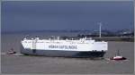 Die 2005 gebaute HEGH BERLIN (IMO 9295842) kommt am 09.12.2011 mit Untersttzung zweier Schlepper die Weser durch den Blexer Bogen hinunter. Sie ist 229 m lang, 32 m breit, hat eine GT von 68.871, eine DWT von 27.178 t und kann 6.100 Fahrzeuge transportieren. Heimathafen ist Nassau (Bahamas).