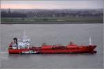 Die 1992 gebaute TORQUATO (IMO 8916499) am 10.12.2011 Weser abwrts fahrend. Sie ist 104 m lang, 16 m breit, hat eine GT von 3.679 und eine DWT von 5.430 t. Heimathafen ist London (Grobritannien). Die WESERLOTSE ist lngsseits gegangen.