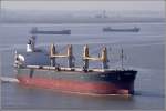 Die 2002 gebaute ELPIDA S (IMO 9244295) am 30.09.2011 Weser abwrts fahrend. Sie ist ein Massengutfrachter (bulk carrier), 189 m lang, 32 m breit, GT: 29.357, DWT: 53.054 t. Heimathafen ist Pirus (Griechenland). Frherer Name: OCEAN EMPEROR.