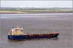 Die 1997 gebaute NORDIC NORA (IMO 9130810) ist am 25.05.2011 Weser abwrts unterwegs. Sie ist 100 m lang, 16 m breit, hat eine GT von 4.137 und eine DWT von 5.810 t. Dieser Chemikalien- und lproduktetanker fhrt unter der Flagge von Dnemark mit Heimathafen Kopenhagen.
