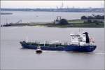 Die 2004 gebaute STEN FJORD (IMO 9187409) am 16.08.2011 Weser aufwrts fahrend. Dieser Tanker ist 145 m lang, 21 m breit, hat eine GT von 8.882 und eine DWT von 13.670 t. Sie fhrt unter der Flagge von Gibraltar. Frherer Name: FALCON. Mit der WESERLOTSE wurde gerade der Lotsenwechsel durchgefhrt.