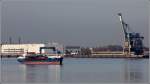 Die 1983 gebaute JOANNA (IMO 8200802) liegt am 22.03.2012 auf Reede Blexen in der Weser. Sie ist 78 m lang, 12 m breit, hat eine GT von 1.525 und eine DWT von 2.320 t. Sie fhrt unter der Flagge von St. Vincent and the Grenadines mit Heimathafen Kingstown. Im Hintergrund sind Hafenanlagen von Nordenham zu sehen.