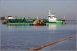 Der Laderaumsaugbagger LANGE WAPPER (IMO 9174139) splt durch die insgesamt 5 km lange Pipeline eine Flche im Sden Bremerhavens auf. Untersttzt wird sie dabei vom Mehrzweck-Arbeitsschiff YOGI (IMO 9479785). Gesehen auf der Weser Hhe Blexen am 22.03.2012.
