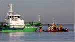 Das Mehrzweck-Arbeitsschiff YOGI (IMO 9479785) untersttzt den Laderaumsaugbagger LANGE WAPPER (IMO 9174139) bei der Aufnahme des Rssels zur Herstellung der Verbindung mit einer Pipeline. Durch die insgesamt 5 km lange Pipeline splt die LANGE WAPPER eine Flche im Sden Bremerhavens auf. Gesehen auf der Weser Hhe Blexen am 22.03.2012.