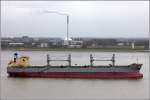 Die 2011 gebaute MYKALI (IMO 9503811) am 02.04.2012 Weser abwrts fahrend. Sie ist 190 m lang, 32 m breit, hat eine GT von 31.815 und eine DWT von 56.132 t. Die Maschine leistet 9.070 kw. Sie fhrt unter der Flagge der Bahamas mit Heimathafen Nassau.

