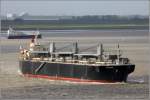 Die 1996 gebaute DYNAWAVE (IMO 9121285) am 12.05.2012 Weser abwrts fahrend. Sie ist209 m lang, 32 m breit, hat eine GT von 40.332 und eine DWT von 48.772 t. Dieser Holzschnitzelfrachter fhrt unter der Flagge Panamas.