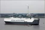 Die 1995 gebaute HEGH TRIDENT (IMO 9075709) am 20.06.2012 Weser aufwrts fahrend. Sie ist 200 m lang, 32 m breit, hat eine GT von 56.164, eine DWT von 21.423 t und kann 6.500 Fahrzeuge transportieren. Heimathafen ist Oslo (Norwegen).