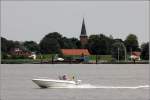 Motorboot FLIPPER ist am 04.07.2012 auf der Weser Hhe Dedesdorf unterwegs.