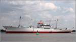 Das 1962 gebaute Museumsschiff CAP SAN DIEGO (IMO 5060794) kommt nach einem mehrtgigen Besuch in Bremen am 30.06.2012 wieder die Weser hinunter. Hier passiert sie die Fhrstrecke Sandstedt-Golzwarden um zu ihrem Heimathafen Hamburg zurck zu fahren. 