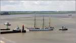 Die GORCH FOCK hat am 17.07.2012 nach mehrmonatigem Aufenthalt das Dock bei Bredo in Bremerhaven verlassen und wird von den Schleppern ACCURAT (links) und BERNE mit dem Heck voran nach Elsfleth geschleppt. Auf der dortigen Werft werden die weiteren Arbeiten an der GORCH FOCK vorgenommen.