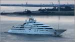 In der Abenddmmerung des 04.08.2012 passierte die 2012 gebaute Lrssen-Megayacht TOPAZ Weser abwrts fahrend Bremerhaven.