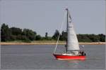Wibo-Segelboote haben als Segelzeichen einen Dreizack in Form eines W. Etwa 2.200 dieser Boote wurden in den Jahren 1962 bis 1987 in unterschiedlicher Lnge 6 bis 13 m) hergestellt. Sie verfgen ber eine Stahlrumpf. Diese Boot mit der Nr. 250 ist am 01.08.2012 auf der Weser unterwegs.