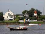 Mit gelegtem Mast ist dieses aus den Niederlanden kommende Segelboot bei Brake die Weser aufwrts fahrend unterwegs. 01.08.2012