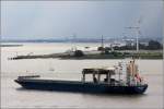 Die 1994 gebaute STAR HERDLA (IMO 9071557) am 03.08.2012 Weser aufwrts fahrend. Sie ist 198 m lang, 31 m breit, hat eine GT von 32.744, eine DWT von 45.000 t und kann auch 1.950 TEU transportieren. Heimathafen ist Bergen (Norwegen).