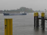 Brake/Unterweser: bei trbem Wetter fhrt das KMo  Lady Clara  an der Schleuse vorbei (23.10.2012)