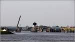 Die Huntemndung mit Sperrwerk bei Elsfleth von der Weser aus betrachtet. 01.08.2012