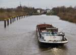 Das GMS Maru steuert auf die Schleuse Etelsen zu (02.01.2013)