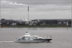 Norddeutsches Schmuddelwetter und eine Megayacht passen in der Vorstellung nicht wirklich zueinander. 
Die 2008 bei Blohm + Voss gebaute MAYAN QUEEN IV (IMO 1009479) fhrt am 26.04.2013 Weser abwrts. Sie ist 92 m lang und knapp 16 m breit. Platz bietet sie 16 Passagieren und 24 Besatzungsmitgliedern.