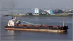 Die 1999 gebaute WESER STAHL (IMO 9186687) am 04.08.2013 Weser abwrts fahrend. Dieser selbstentladende bulk carrier ist 192 m lang, 32 m breit, hat eine GT von 28.564 und eine DWT von 47.257. Heimathafen ist Limassol (Zypern).