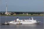 Die 1980 gebaute FTI BERLIN (IMO 7904889) verlsst am 02.07.2013 nach einem Werftaufenthalt Bremerhaven. Das Lotsenboot KAPITN STOEHWAHSE ist lngsseits gegangen. Der Schlepper GROHN hatte beim Verlassen des Fischereihafens assistiert. Die FTI BERLIN ist 139 m lang, 17,5 m breit, hat eine GT/BRZ von 9.570, eine DWT von 1.796 und bietet 462 Passagieren und 180 Besatzungsmitgliedern Platz. Heimathafen ist Valletta (Malta). Frhere Namen: SPIRIT OF ADVENTURE, ORANGE MELODY, BERLIN, PRINCESS MAHSURI, BERLIN.