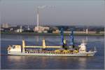 Die 2008 gebaute ANNE-SOFIE (IMO 9376490) kommt, beladen mit zwei Kranen, am 06.09.2013 die Weser herunter. Diese Mehrzweckschiff ist 160 m lang, 24 m breit, hat eine GT von 12.950, eine DWT von 12.007 t und kann auch 993 TEU transportieren. Heimathafen ist St. John's (Antigua and Barbuda).

