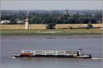 Die 1925 gebaute DIONE (ENI 04000530) ist am 23.07.2013 Hhe Bremerhaven auf der Weser zu Berg unterwegs. Sie ist 84,75 m lang, 9,50 m breit und hat eine Tonnage von 1.338 t. Heimathafen ist Magdeburg.