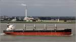Die 2005 gebaute MARITIME SETOSHIO (IMO 9302827) fhrt am 01.09.2013 Weser abwrts. Dieser Bulker ist 190 m lang, 32 m breit, hat eine GT von 30.812 und eine DWT von 55.765 t. Heimathafen ist Panama.

