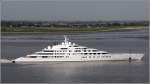 Die 2013 bei Lürssen in Bremen-Vegesack zu Wasser gelassene AZZAM (IMO 9693367) passiert am 29.04.2014 Bremerhaven. Diese Megayacht ist 181 m lang und 21 m breit, die Maschinenleistung soll 69.000 kw betragen, die eine Geschwindigkeit von 30 kn ermöglichen. Heimathafen ist Abu Dhabi (Vereinigte Arabische Emirate).