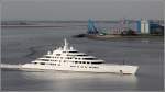 Die 2013 bei Lürssen in Bremen-Vegesack zu Wasser gelassene AZZAM (IMO 9693367) kommt am 29.04.2014 durch den Blexer Bogen die Weser herunter. Diese Megayacht ist 181 m lang und 21 m breit, die Maschinenleistung soll 69.000 kw betragen, die eine Geschwindigkeit von 30 kn ermöglichen. Heimathafen ist Abu Dhabi (Vereinigte Arabische Emirate).