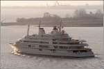 Die erst krzlich fertiggestellte, etwa 150 m lange Megayacht SUNFLOWER passiert am 24.11.2007 Bremerhaven Weser aufwrts fahrend. Schiffsname und Heimtathafen sind nur provisorisch angebracht, dass lsst darauf schlieen, dass bald die bergabe an den Eigner erfolgen wird.