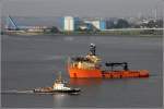 Begegnung auf der Weser zwischen dem 34 m langen WSA-Schiff ALTE WESER (IMO 9502233) und der 80,5 m langen TOISA VALIANT (IMO 9274410).