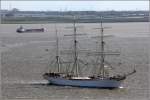 Nach den Geburtstagsfeierlichkeiten in Bremerhaven und Elsfleth nimmit die STATSRAAD LEHMKUHL (IMO 5339248) am 30.06.2014 wieder Kurs auf die Nordsee. In Bremerhaven lief das Schulschiff 1914 vom Stapel und hatte als GROSSHERZOG FRIEDRICH AUGUST in Elsfleth ihren ersten Heimathafen.
http://www.lehmkuhl.no/hjem/