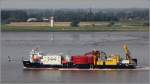 Die 2008 gebaute AURA (IMO 9395276) am 18.07.2014 Weser aufwärts fahrend. Dieses Schwergutschiff ist 102 m lang, 25 m breit, hat eine GT/BRZ von 4.359 und eine DWT von 4.600 t. Hier ist die AURA als Kabelleger ausgerüstet. Heimathafen ist Turku (Finnland).