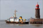 Nur Minuten nach dem letzten Einsatz fährt die 1996 gebaute WESERLOTSE (IMO 9154804) wieder zum Lotsenwechsel auf die Weser hinaus. Sie ist 28,6 m lang, 6,2 m breit und hat eine GT/BRZ von 143. Zwei MTU-Diesel leisten je 800 kw.
28.08.2014