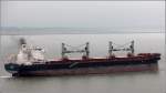 Die 2013 gebaute JS SANAGA (IMO 9575254) fährt am 09.05.2014 Weser abwärts. Sie ist 200 m lang, 32 m breit, hat eine GT/BRZ von 35.812 und eine DWT von 63.500 t. Heimathafen ist Singapore.