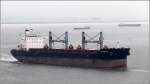 Die 2013 gebaute JS SANAGA (IMO 9575254) fährt am 09.05.2014 Weser abwärts. Sie ist 200 m lang, 32 m breit, hat eine GT/BRZ von 35.812 und eine DWT von 63.500 t. Heimathafen ist Singapore.