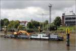 Die 1983 gebaute HARRIER SAND liegt am 14.09.2014 auf der Hunte in Elsfleth. Dieser Schwimmgreifer des WSA Bremen ist 40 m lang, 9 m breit und hat einen Tiefgang von 1,20 m.