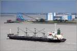 Die 2005 gebaute ROJAREK NAREE (IMO 9288552) fährt am 19.08.2014 Weser aufwärts. Sie ist 170 m lang, 27 m breit, hat eine GT/BRZ von 17.951 und eine DWT von 29.870 t. Heimathafen ist Bangkok (Thailand).