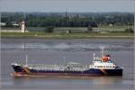 Die 2008 gebaute SULPHUR GENESIS (IMO 9511789) fährt am 30.05.2014 Höhe Bremerhaven Weser aufwärts. Dieser Chemikalientanker ist 95 m lang, 14,5 m breit, hat eine GT/BRZ von 3.235 und eine DWT von 4.451 t. Heimathafen ist Valletta (Malta).