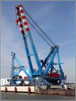 Die Firma Steelwind Nordenham lässt an der neuen Kaje im Blexer Bogen zwei Krane aufbauen, die jeweils eine Tragfähigkeit bis 800 t und eine Auslegerweite bis 46 m haben. Der Kranausleger ragt bis zu  82 m in die Höhe. 22.07.2014
