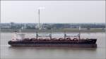 Die 2012 gebaute JS MEUSE (IMO 9575175) fährt am 28.09.2014 Weser abwärts. Sie ist 200 m lang, 32 m breit, hat eine GT/BRZ von 35.812 und eine DWT von 63.500 t. Heimathafen ist Singapore. 