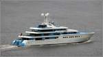 Die Megayacht DARTWO (IMO 1012309) kommt zu einer Probefahrt in der Nordsee die Weser herunter. Sie wird derzeit bei Abeking & Rasmussen in Lemwerder gebaut. Die Länge beträgt knaapp 82 m, die Breite 14 m. Heimathafen wird George Town auf den Cayman Islands. Aber noch flattert die Werftfahne im Topp. 05.03.2015