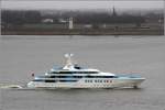 Die Megayacht DARTWO (IMO 1012309) kommt zu einer Probefahrt in der Nordsee die Weser herunter. Sie wird derzeit bei Abeking & Rasmussen in Lemwerder gebaut. Die Lnge betrgt knaapp 82 m, die Breite 14 m. Heimathafen wird George Town auf den Cayman Islands. Aber noch flattert die Werftfahne im Topp. Groe Flchen sind noch mit blauer Folie zum Schutz der Oberflche beklebt. 05.03.2015
