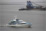 Die Megayacht DARTWO (IMO 1012309) kommt zu einer Probefahrt in der Nordsee die Weser herunter. Sie wird derzeit bei Abeking & Rasmussen in Lemwerder gebaut. Die Lnge betrgt knaapp 82 m, die Breite 14 m. Heimathafen wird George Town auf den Cayman Islands. Aber noch flattert die Werftfahne im Topp. 05.03.2015
